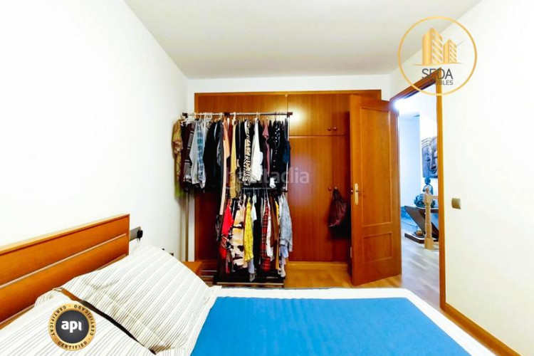 Casa impecable casa unifamiliar renovada con 4 plantas, garaje triple y estudio con chimenea en la gripia en Terrassa