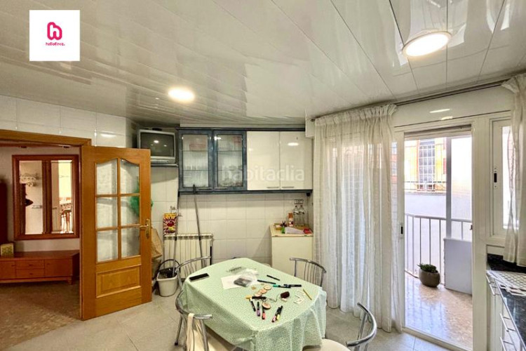 Piso  5 habitaciones con terraza balcón y lavadero para entrar a vivir en Terrassa