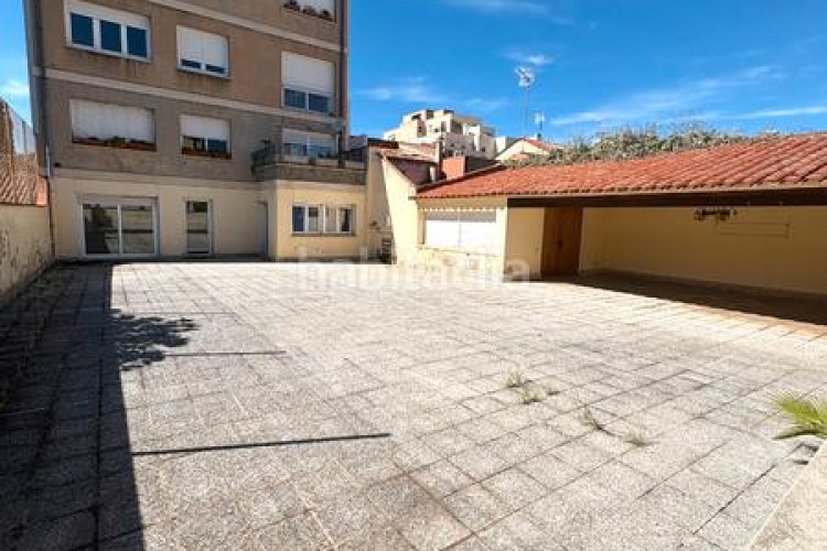 Piso  señorial único en pleno centro – 6 habitaciones, 3 baños, terraza de 200 m², parking incluido en Terrassa