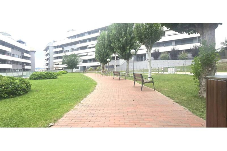 Piso torressana fantastico piso de 2 habitaciones con pk trastero con piscina comunitaria en Terrassa
