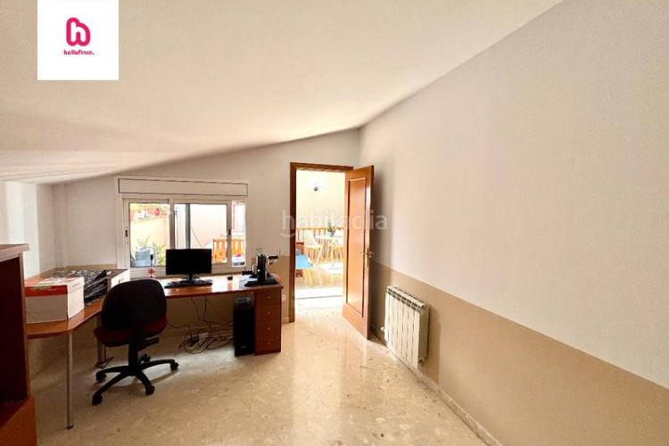 Ático  dúpex con terraza balcón y plaza de parking en Terrassa