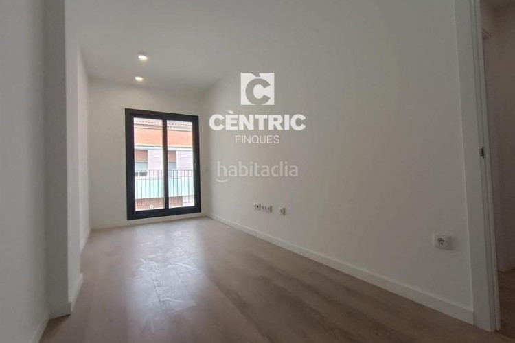Piso dúplex tercera planta, 4 habitaciones y con terrazas en Terrassa