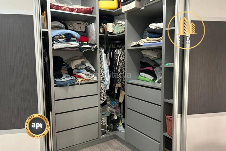 Piso amplio piso familiar con suite, balcones y parking en zona residencial tranquila en Terrassa