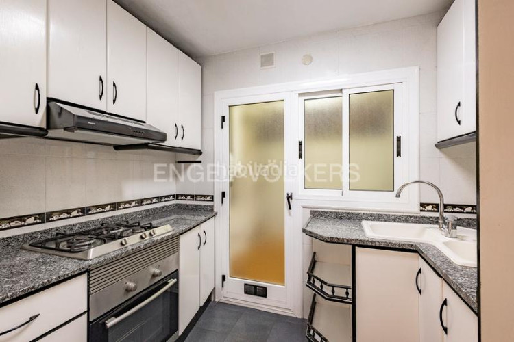 Apartamento oportunidad única! piso amplio de 99m construidos con 4 dormitorios y balcón en Terrassa