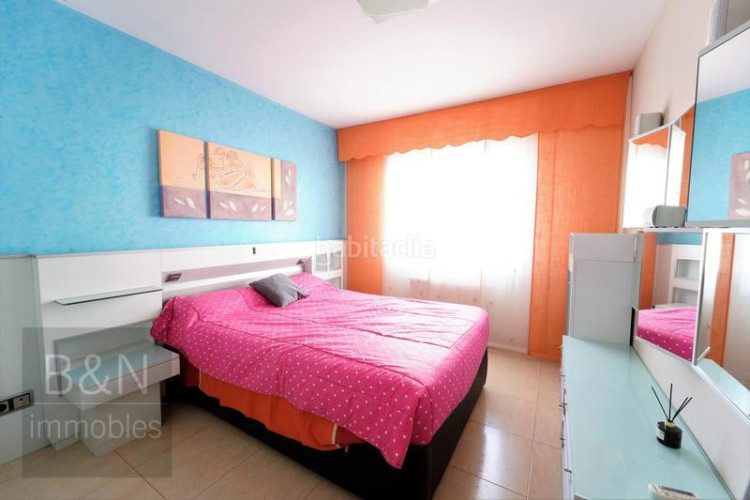 Piso una vivienda reformada, llena de luz natural, de estilo moderno y equipada con muebles hechos a medida! en Terrassa