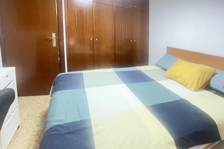 Plau00E7a del Mestre Serrat, Sant Pere