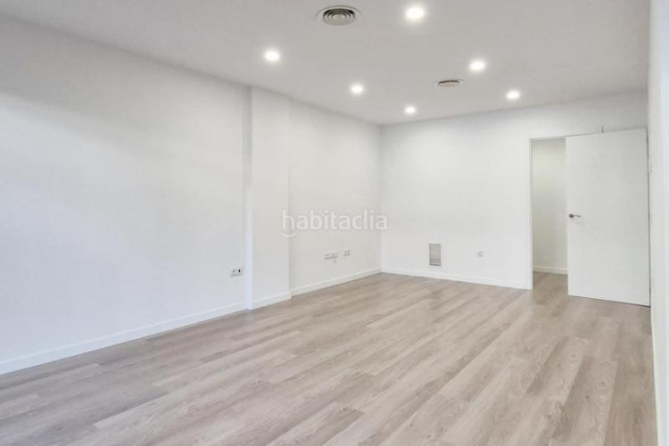 Planta baja pis obra nova 95 m2 2 hab dobles i estudi al carrer transversal en Terrassa
