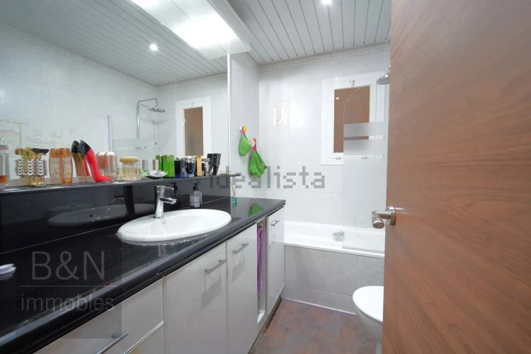 EN EL CENTRO DE TERRASSA CON TERRAZA DE 20 m² Y A UN PASO DEL PARC VALLPARADÍS