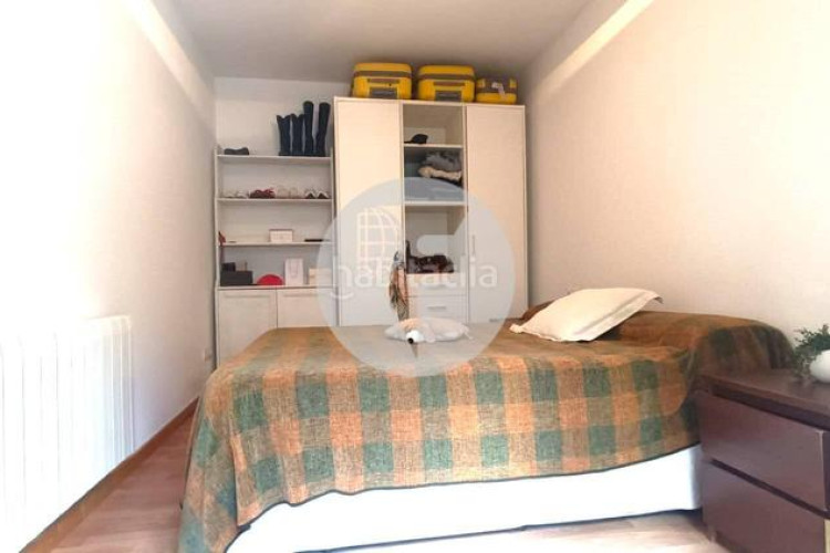 Planta baja bonita planta baja de 2 hab, terraza con barbacoa y plaza de aparcamiento en carrer conca torresana la gripia, en Terrassa