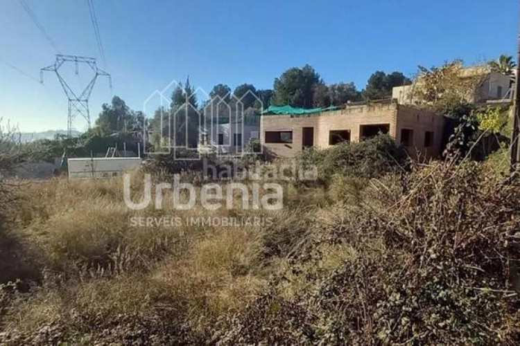 Chalet solar residencial esquinero con orientación sur en can boada, ! en Terrassa