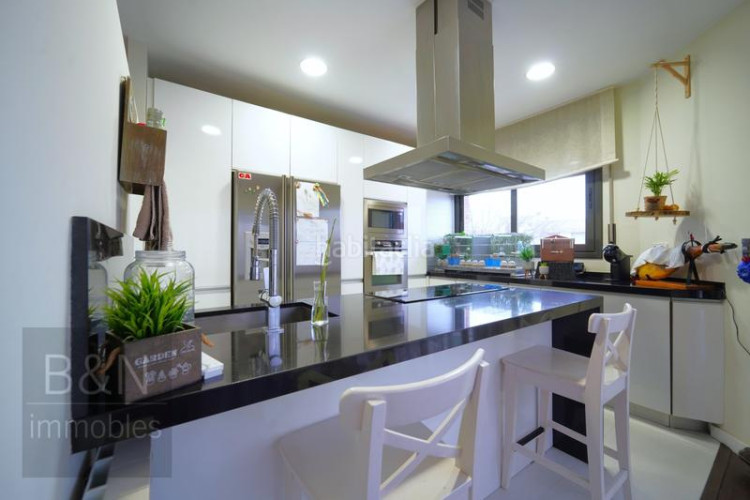 Casa  cantonera toda exterior, reformada en un estilo moderno y abierto, con una amplia terraza y gran garaje ! en Terrassa