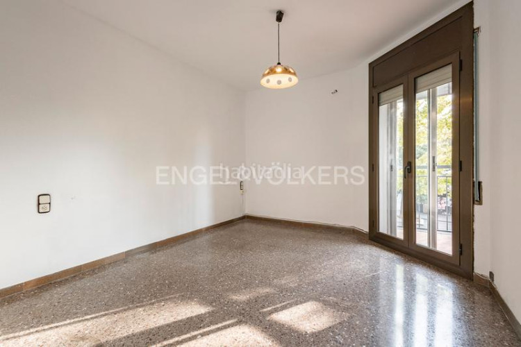 Apartamento oportunidad única! piso amplio de 99m construidos con 4 dormitorios y balcón en Terrassa