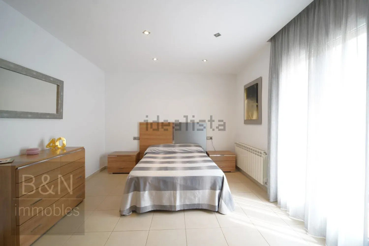 Un hogar reformado, con doble salida exterior y solo un vecino.