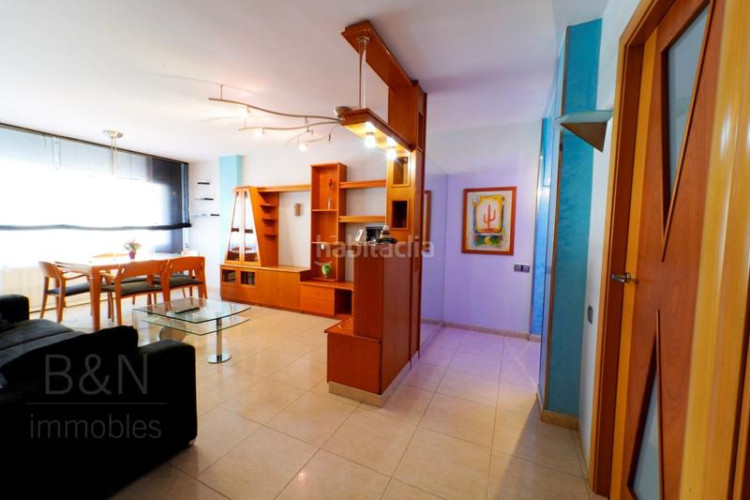 Piso una vivienda reformada, llena de luz natural, de estilo moderno y equipada con muebles hechos a medida! en Terrassa