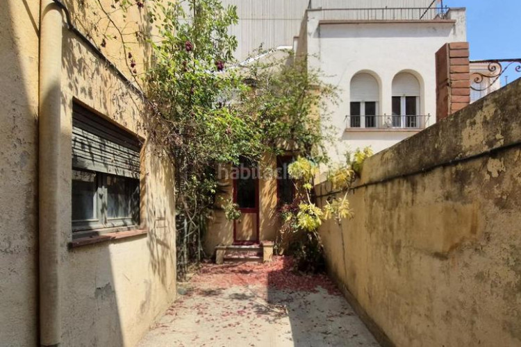Casa de 190 m2 amb pati a la plaça del progres en Terrassa