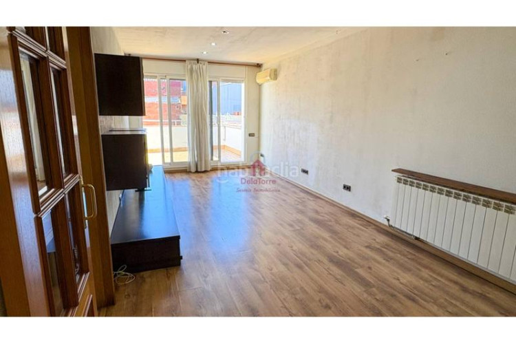 Ático  en venta tocando avda. jaume 1 de 105m construidos con salida a terraza de 18m a pie de comedor. en Terrassa