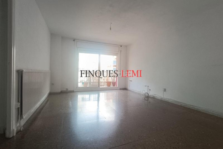 Piso  4 habitaciones junto a plaça lluís companys ascensor en Terrassa