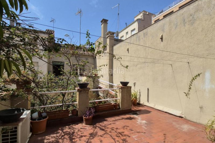 Casa de 190 m2 amb pati a la plaça del progres en Terrassa