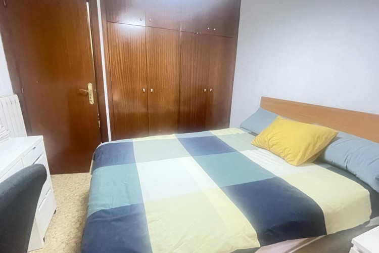 Plau00E7a del Mestre Serrat, Sant Pere