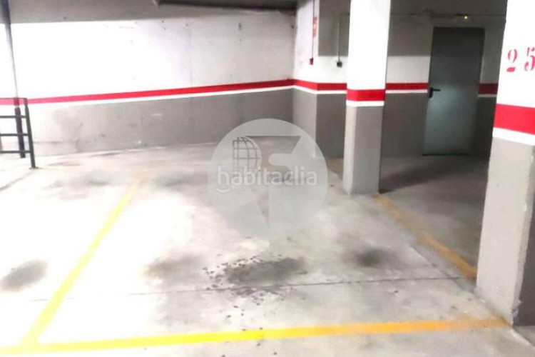 Planta baja bonita planta baja de 2 hab, terraza con barbacoa y plaza de aparcamiento en carrer conca torresana la gripia, en Terrassa