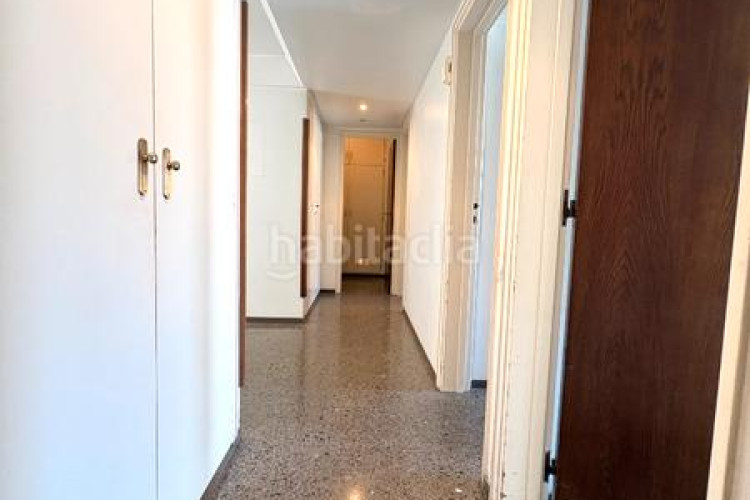 Piso  señorial único en pleno centro – 6 habitaciones, 3 baños, terraza de 200 m², parking incluido en Terrassa