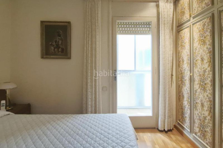 Piso de 137 m2 amb 4 hab i balco 10 m2 oest al carrer ireneu a 50 metres rambla en Terrassa
