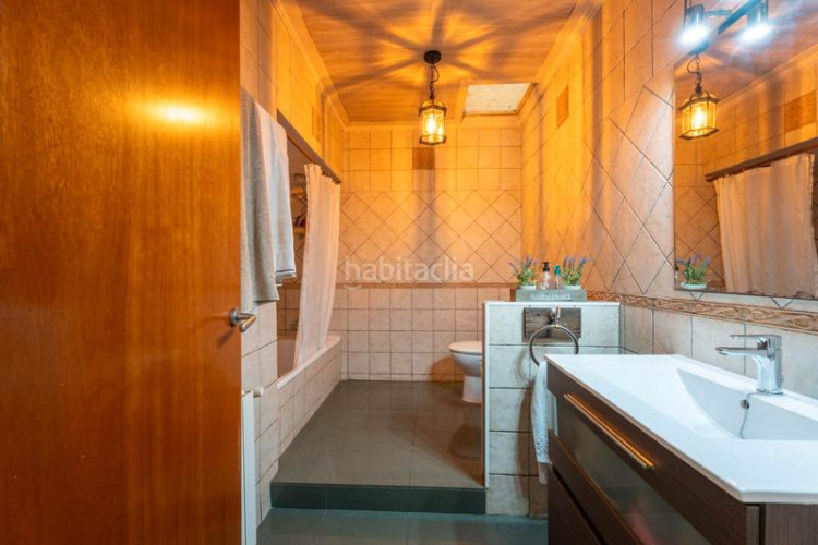 Casa adosada zona de torresana. casa adosada de 3habs. + 1lav. + patio + terraza en Terrassa