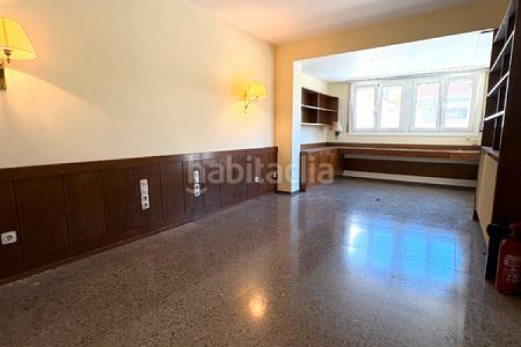 Piso  señorial único en pleno centro – 6 habitaciones, 3 baños, terraza de 200 m², parking incluido en Terrassa