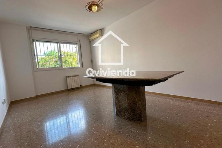Piso  en planta baja de 3 habitaciones, todo exterior, La Cogullada en Terrassa