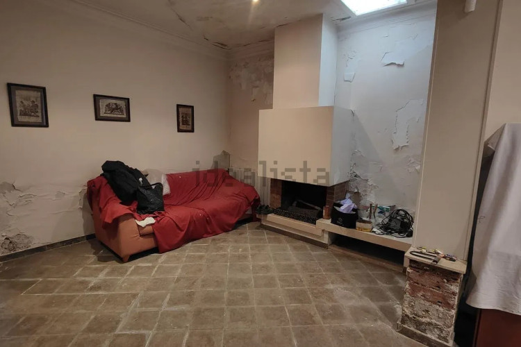 Venta Casa Adosada a Reformar con muchas posibilidades.