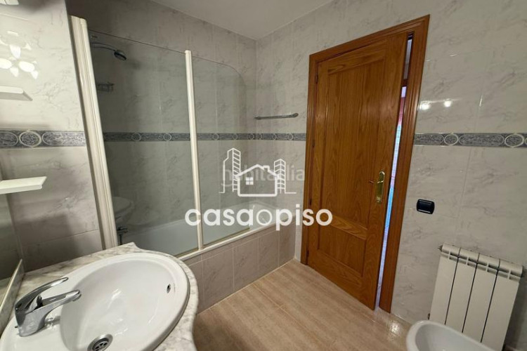 Piso amplio piso reformado en Can Roca. 3 dormitorios, 2 baños y terraza de 12 m. vistas espectaculares. ideal para tu familia. no lo d en Terrassa