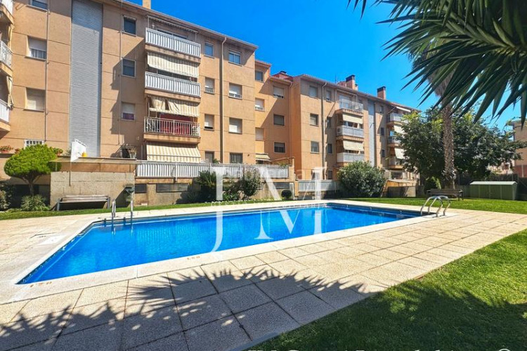 Piso oportunidad única: piso con piscina, parking y trastero en Terrassa