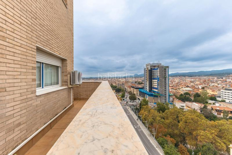 Ático  dúplex con terrazas y vistas panorámicas a un paso del centro , plaza de parking incluida en Terrassa