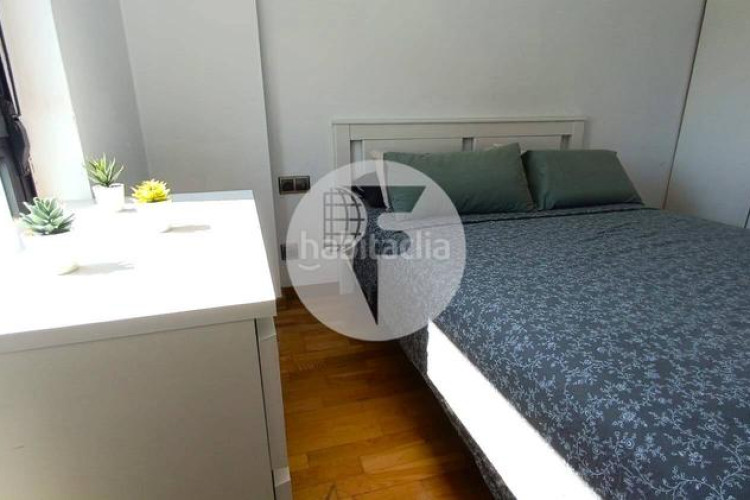 Piso bonito piso de 85 m2, 3 hab, 2 baños, galería, balcón, pk y zona comunitaria, en zona olímpica en Terrassa