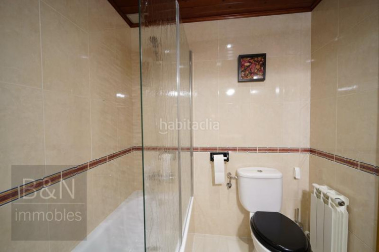 Dúplex tu hogar con alma espacio, confort, tres salidas al exterior y zona comunitaria con piscina y plaza de parking en Terrassa