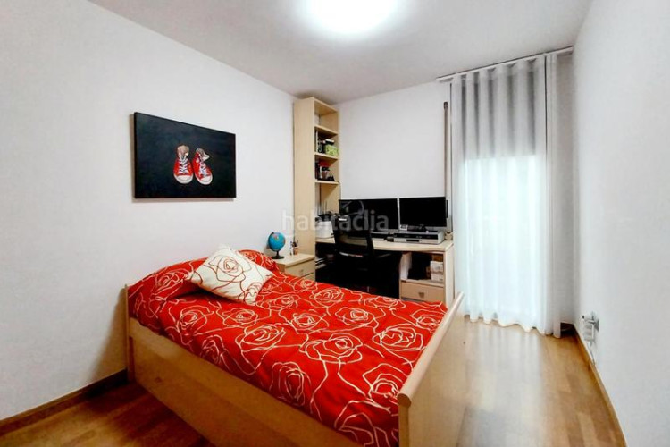 Casa adosada unifamiliar adosada, 4 habitaciones, gran patio en Terrassa