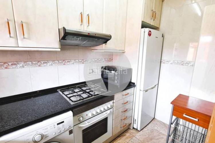 Piso descubre este piso funcional y con mucho potencial! en Terrassa