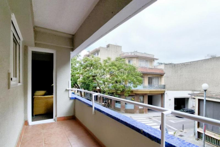 Piso cantoner de 115 m2 i 4 hab al carrer faraday a 100 metres de la plaça del progres en Terrassa
