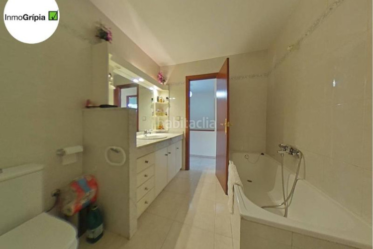 Casa adosada  en venta en les arenescan montllorla grípia08227 en Terrassa
