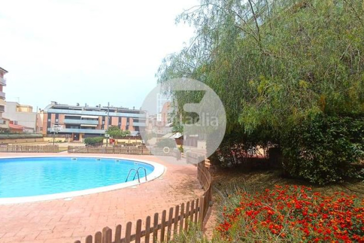 Piso bonito piso de 85 m2, 3 hab, 2 baños, galería, balcón, pk y zona comunitaria, en zona olímpica en Terrassa