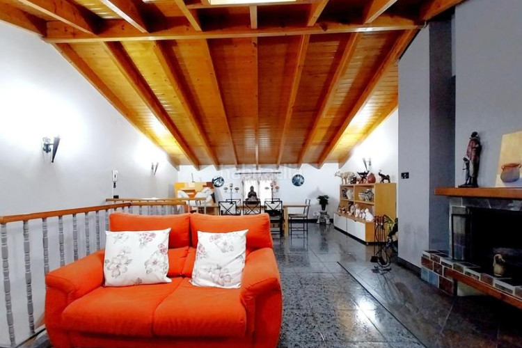 Casa magnifica casa unifamiliar de 230 m2 con 3 hab dobles y gran estudio 55 m2 en Terrassa