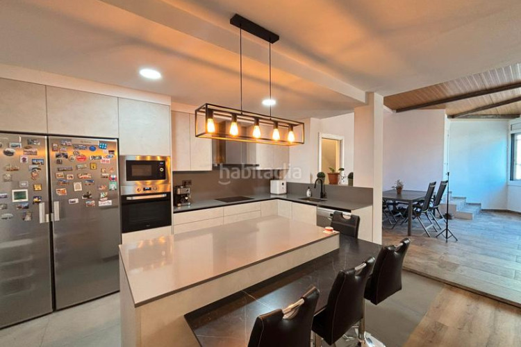 Casa adosada unifamiliar adosada, 4 habitaciones, gran garaje y terraza en Terrassa