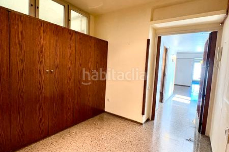 Piso  señorial único en pleno centro – 6 habitaciones, 3 baños, terraza de 200 m², parking incluido en Terrassa