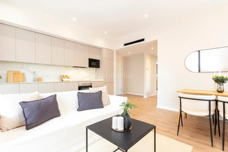 Piso precioso piso en inmejorable ubicación: vivienda esquinera con mucha luz: salón-comedor-cocina, 3 habitaciones, 2 baños, terraza.. en Terrassa