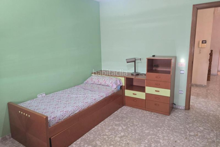 Chalet casa de 3 plantas con piscina y gran garajealmacén en Terrassa