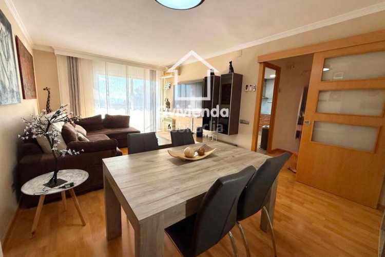 Ático  de 3 habitaciones con gran balcón en av glories catalanes, en Terrassa