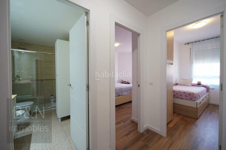 Piso una vivienda con calidez, luz y balcón recién reformado con plaza de garaje incluida en Terrassa