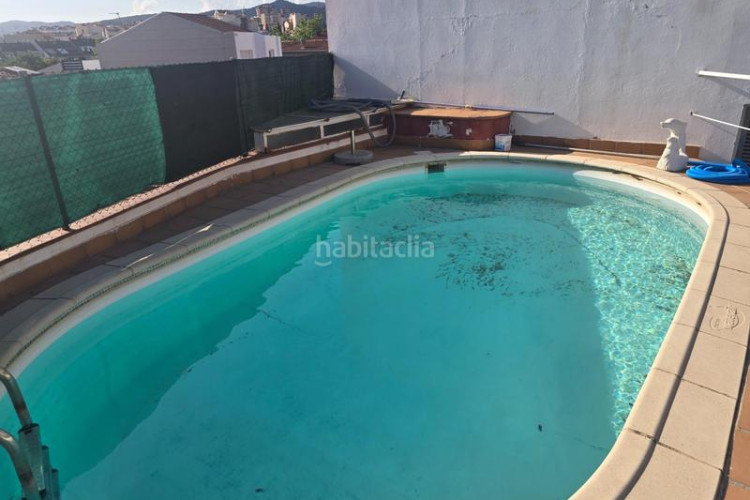 Chalet casa de 3 plantas con piscina y gran garajealmacén en Terrassa