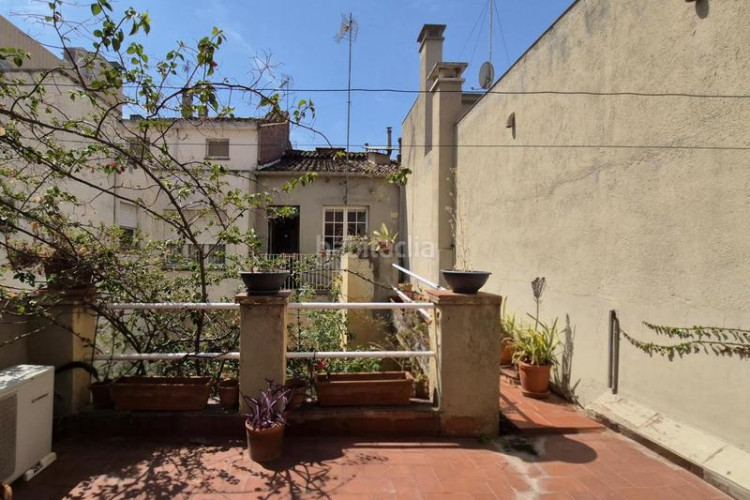 Casa de 190 m2 amb pati a la plaça del progres en Terrassa