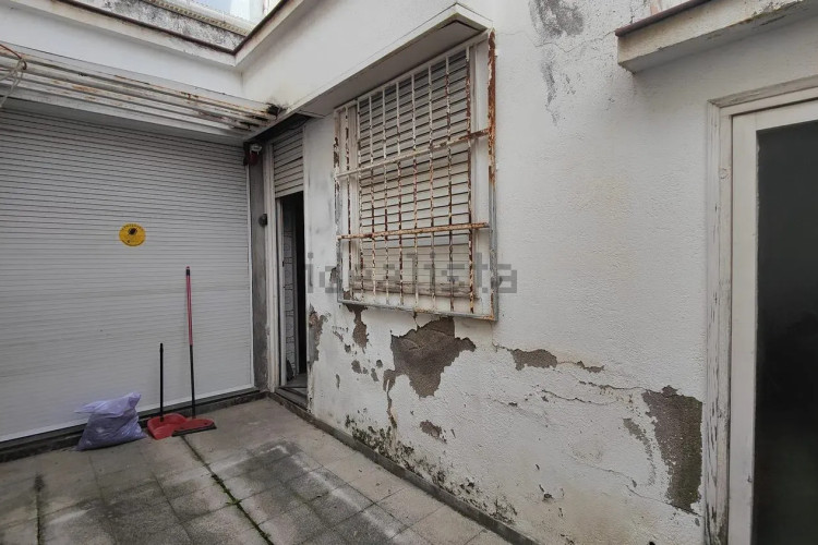 Venta Casa Adosada a Reformar con muchas posibilidades.